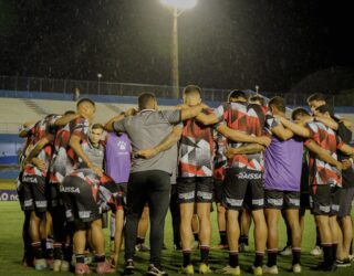 Imagem jogadores abraçados dentro de campo