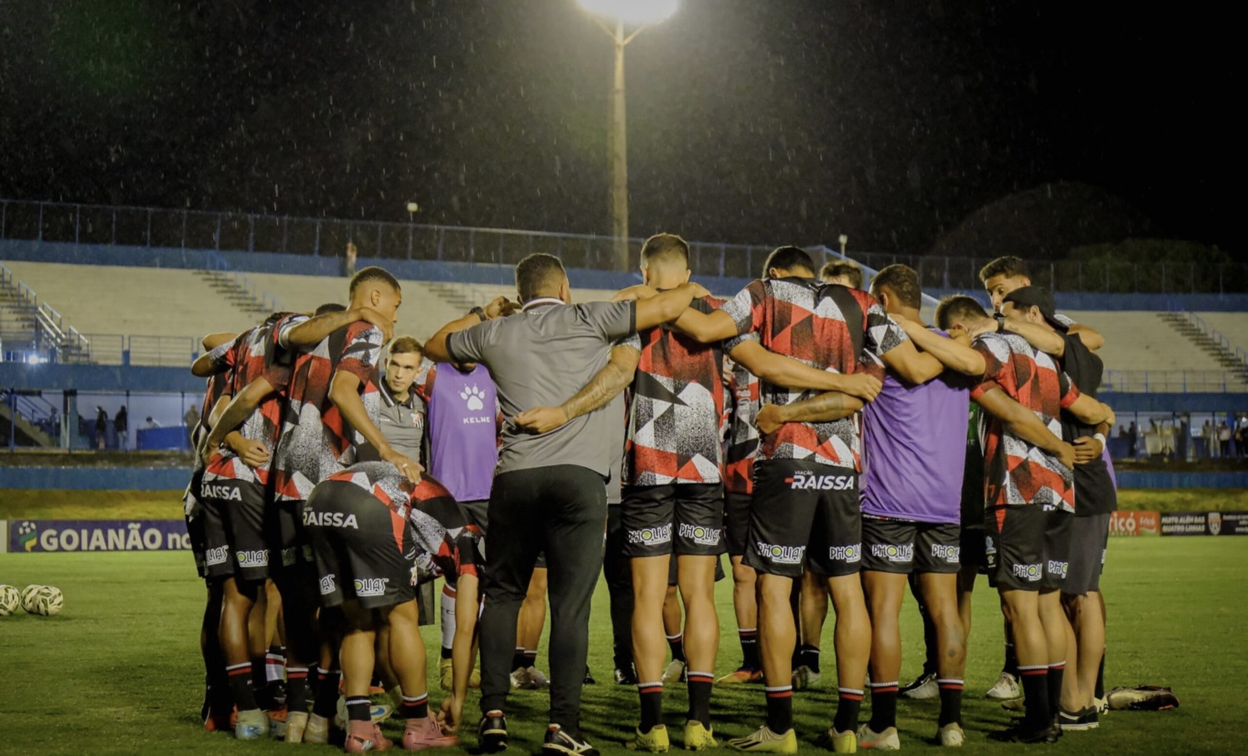 Imagem jogadores abraçados dentro de campo