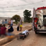 Imagem atendimento pessoa caída ao lado ambulância de socorro