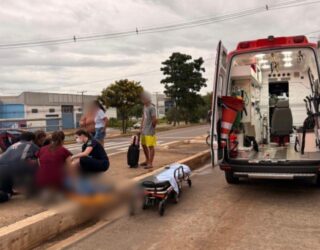 Imagem atendimento pessoa caída ao lado ambulância de socorro