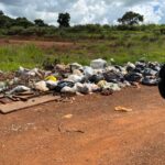 Lixo acumulado as margens da rua