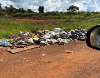 Lixo acumulado as margens da rua