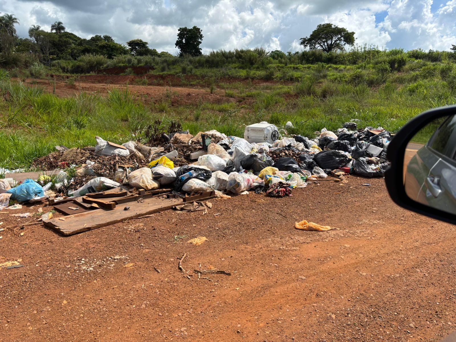 Lixo acumulado as margens da rua