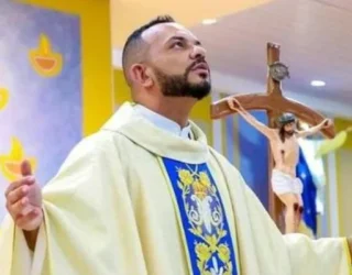 Imagem padre com barba olhando para o alto