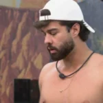 Imagem homem sem camisa de boné para tráz