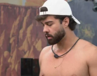 Imagem homem sem camisa de boné para tráz