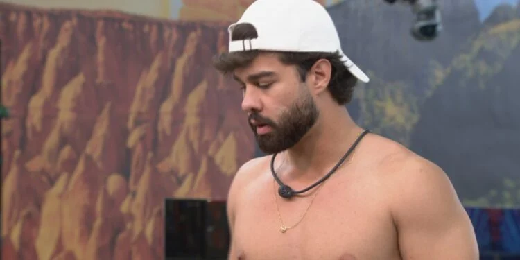 Imagem homem sem camisa de boné para tráz