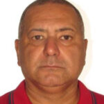 Imagem homem camisa vermelha