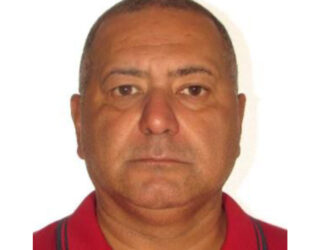 Imagem homem camisa vermelha