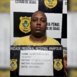 Imagem homem segurando identificação de presidiário