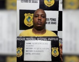 Imagem homem segurando identificação de presidiário