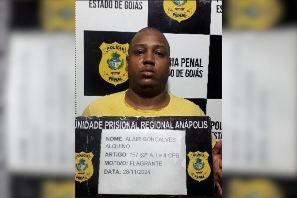 Imagem homem segurando identificação de presidiário