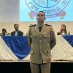 Imagem policial militar em posição de sentido