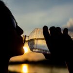 Imagem sobra de mulher bebendo água