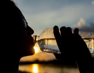 Imagem sobra de mulher bebendo água