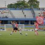 Imagem jogadores disputando a bola em campo