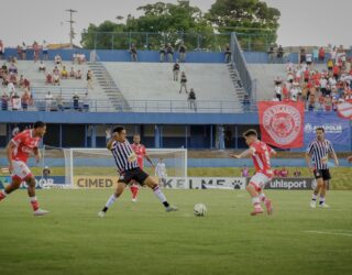 Imagem jogadores disputando a bola em campo