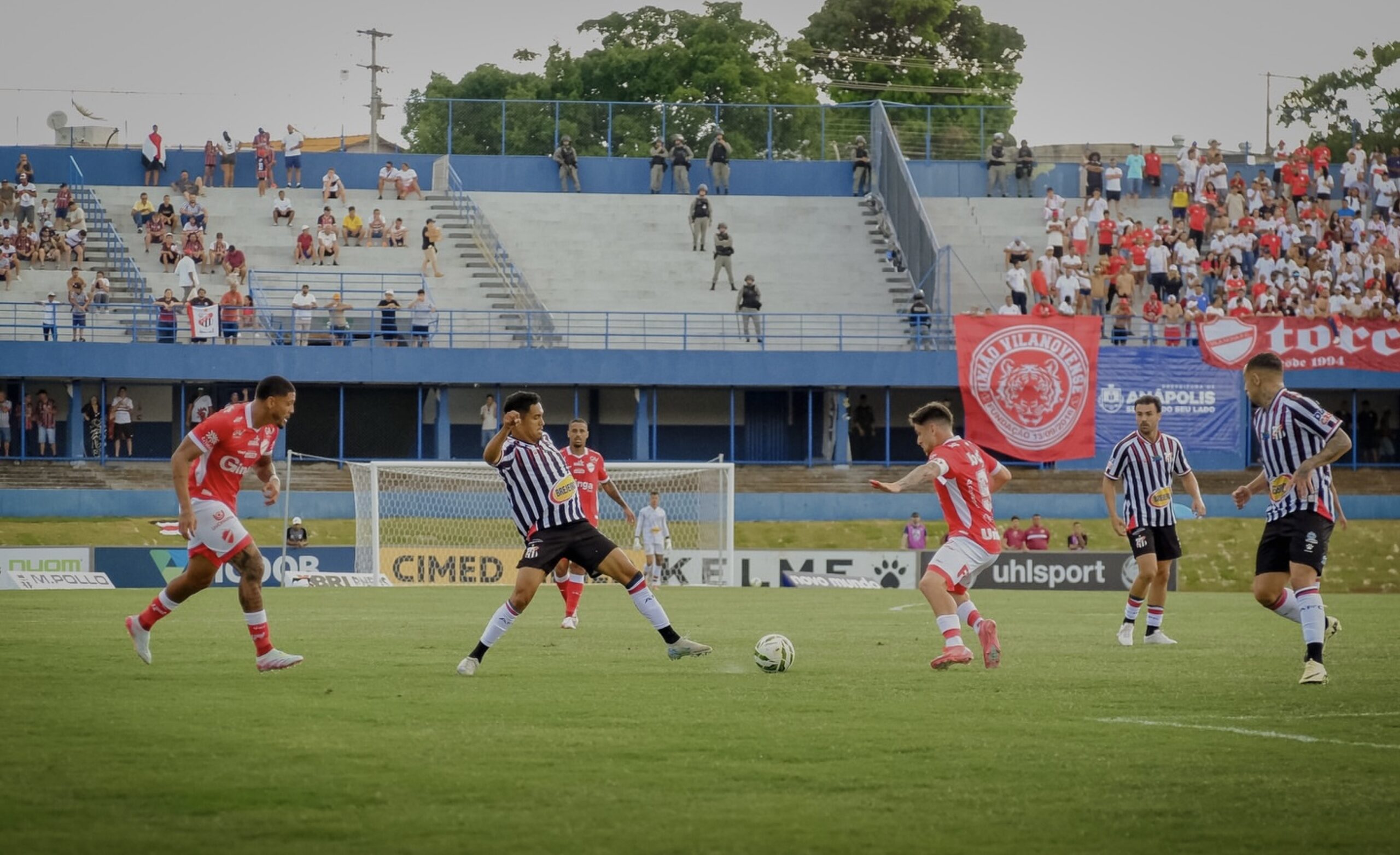 Imagem jogadores disputando a bola em campo
