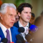 Imagem homem concedendo entrevista