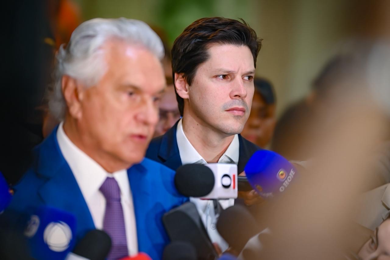 Imagem homem concedendo entrevista