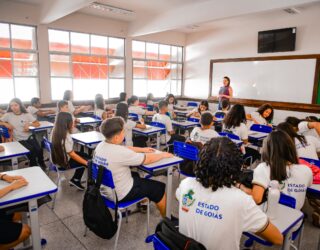 Imagem estudantes sala de aula