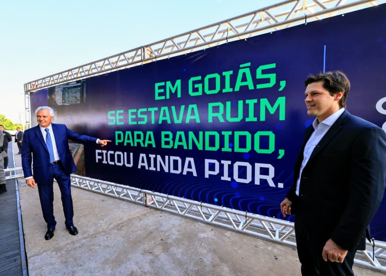 Imagem dois homens em pé