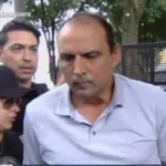 Imagem homem calvo de cabeça baixa