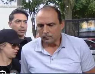 Imagem homem calvo de cabeça baixa