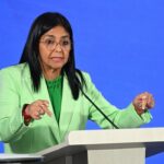 Imagem mulher vestida de verde com fundo azul