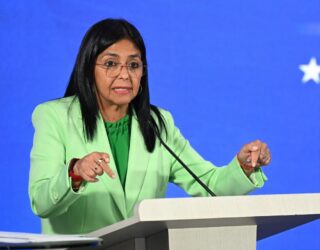 Imagem mulher vestida de verde com fundo azul