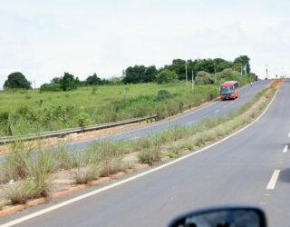 Imagem rodovia carro na pista