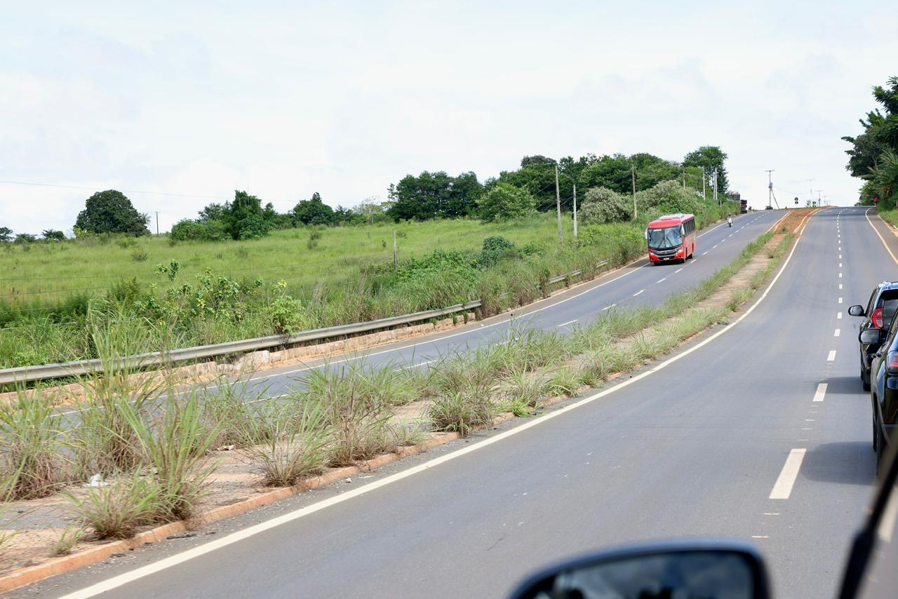 Imagem rodovia carro na pista