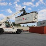 Imagem máquina levantando conteiner