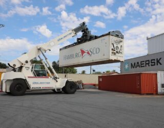 Imagem máquina levantando conteiner