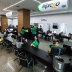 Imagem pessoas de camisa verde sentadas