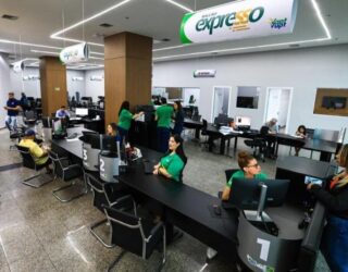 Imagem pessoas de camisa verde sentadas