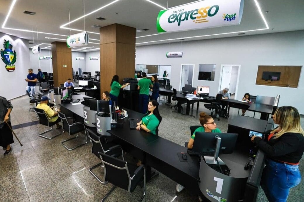 Imagem pessoas de camisa verde sentadas