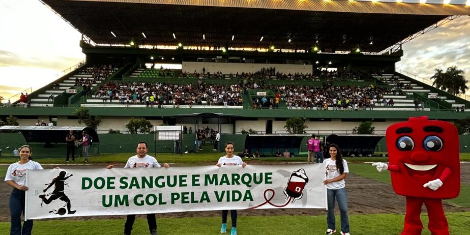 Imagem pessoas dentro de campo segurando faixa