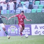 Imagem jogador disputando a bola