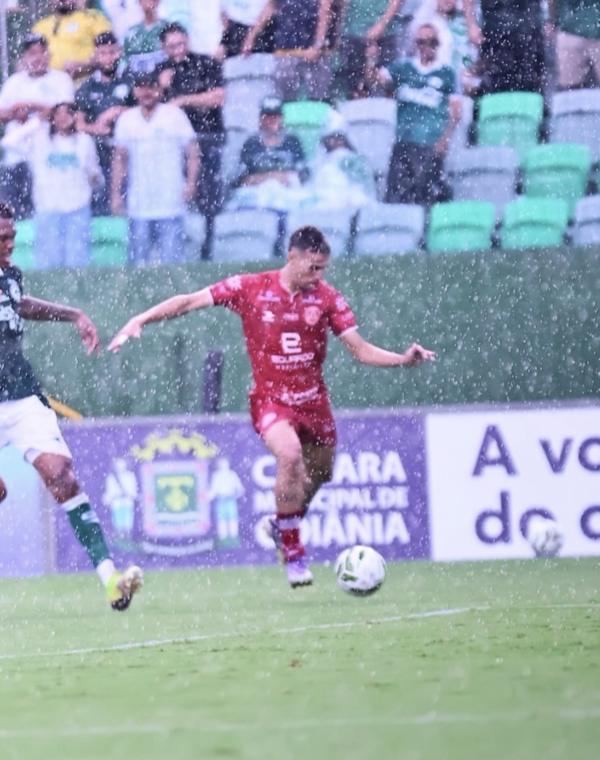 Imagem jogador disputando a bola