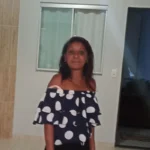 Imagem mulher vestido preto com detalhes em banco