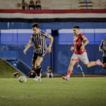 Imagem jogadores disputando a bola no gramado