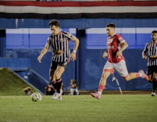 Imagem jogadores disputando a bola no gramado