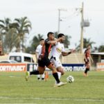 Imagem jogadores disputando a bola em campo