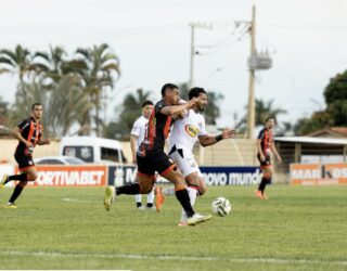Imagem jogadores disputando a bola em campo