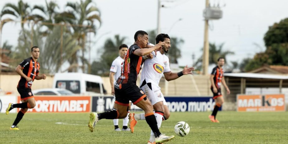 Imagem jogadores disputando a bola em campo