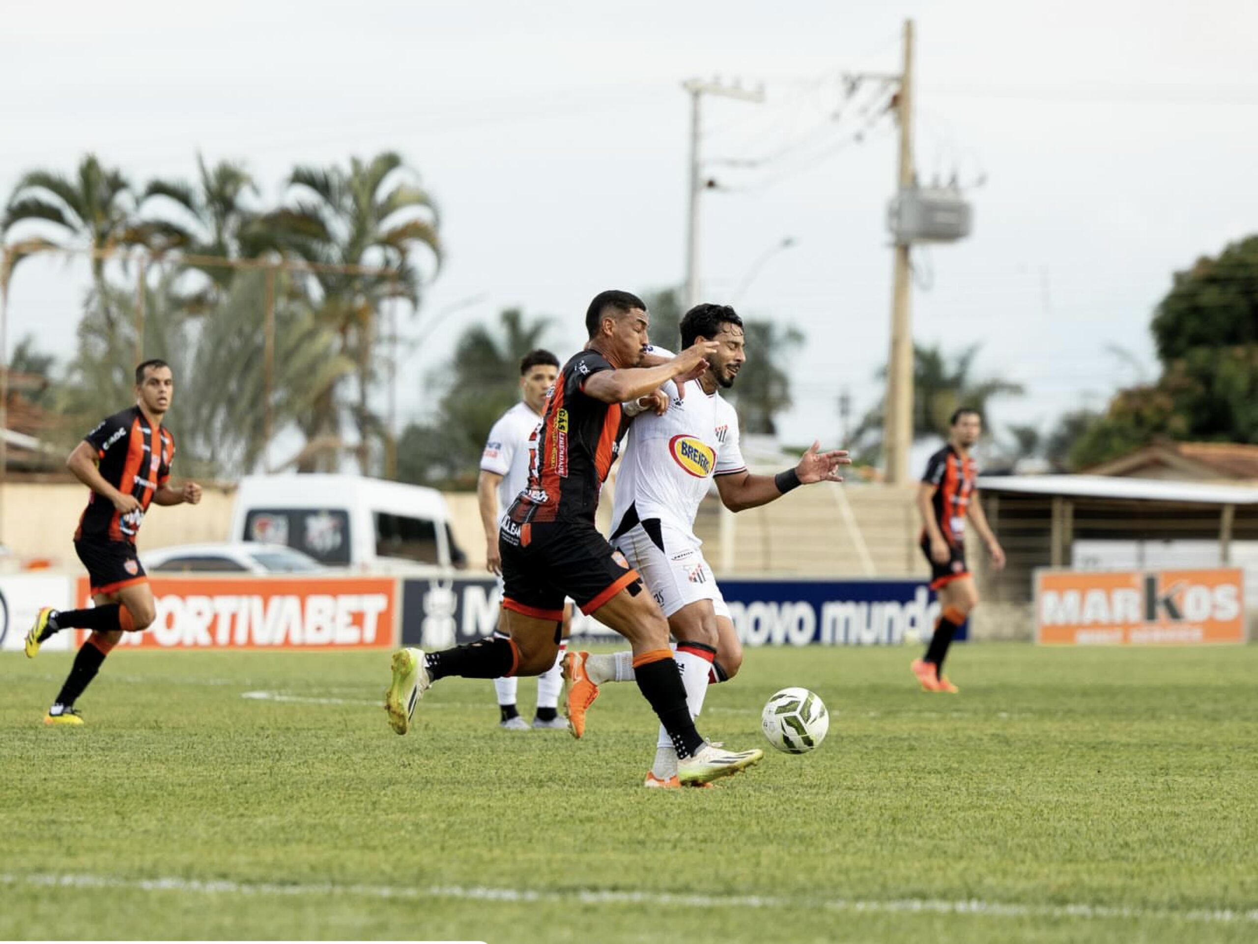 Imagem jogadores disputando a bola em campo