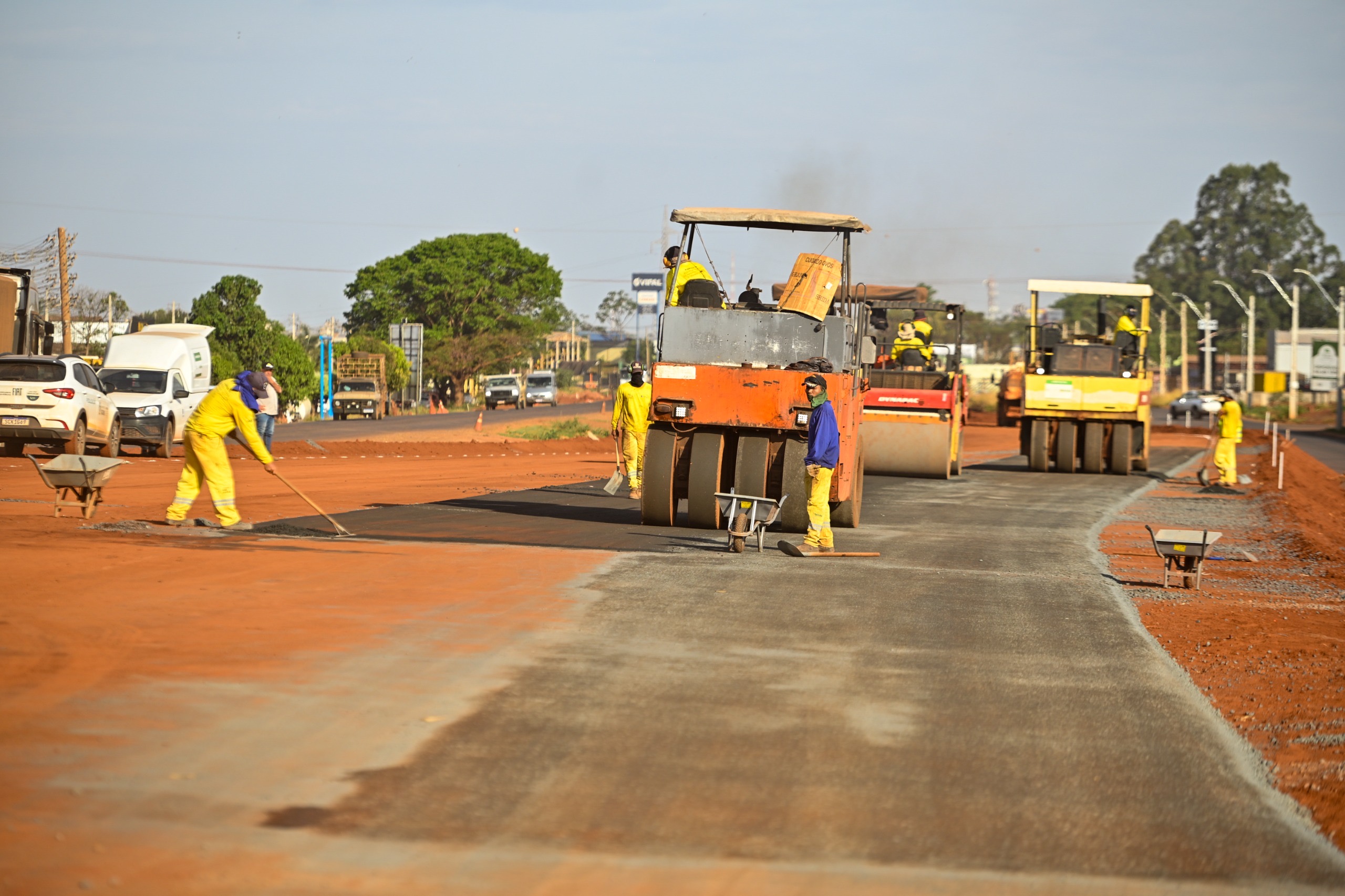 Imagem maquina realizando pavimentação