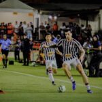 Imagem jogadores disputando a bola do jogo