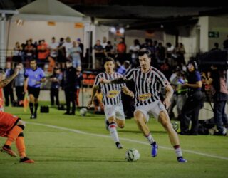 Imagem jogadores disputando a bola do jogo